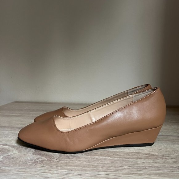 ADRIENNE VITTADINI Palmer Size 7 Faux Leather Wedge Pumps Women's Tan - Picture 10 of 10